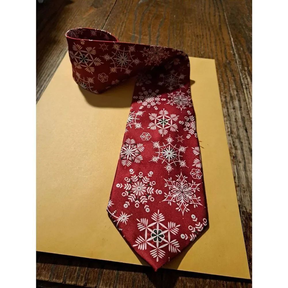 Holiday Traditions Silk Christmas Mens Necktie Red Green White Silver Snowflake